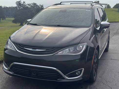 Used 2018 Chrysler Pacifica Limited w/ Advanced Safetytec Group image 3