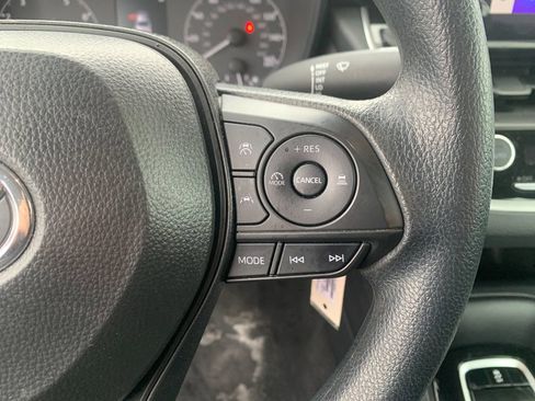 Used 2025 Toyota Corolla LE image 29