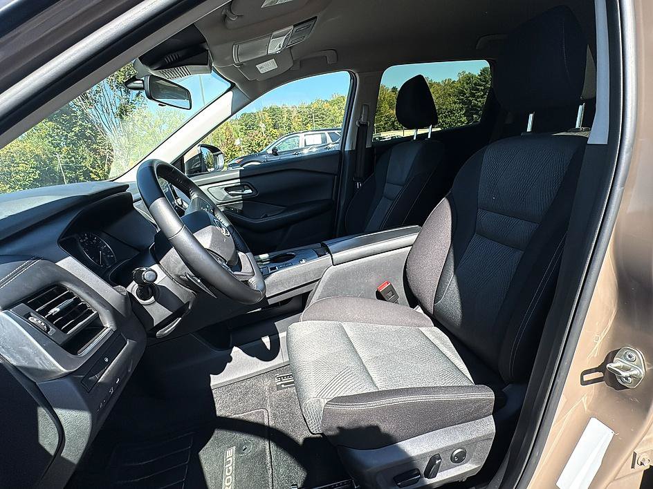 Certified 2025 Nissan Rogue SV FWD image 14