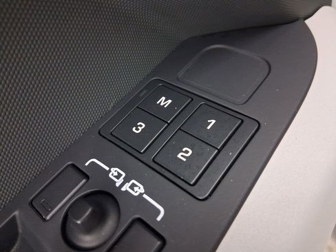 Used 2023 Land Rover Defender 110 SE image 12