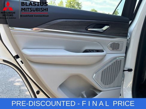 Used 2023 Jeep Grand Cherokee Overland AWD/4WD image 32
