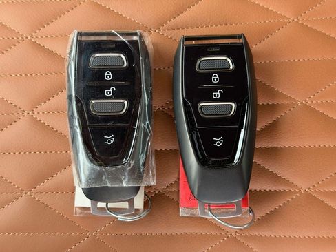 Used 2025 Aston Martin DB12 Coupe RWD image 41