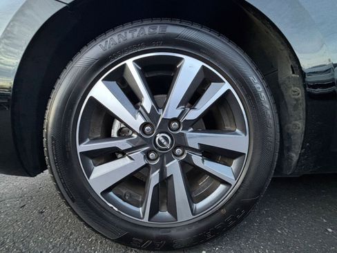 Used 2025 Nissan Versa SV image 29