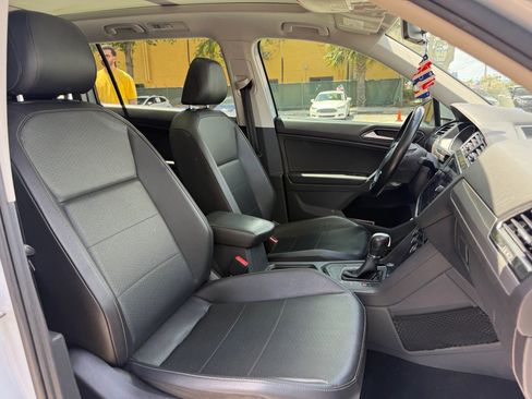 Used 2018 Volkswagen Tiguan SE w/ Panoramic Sunroof Package image 19
