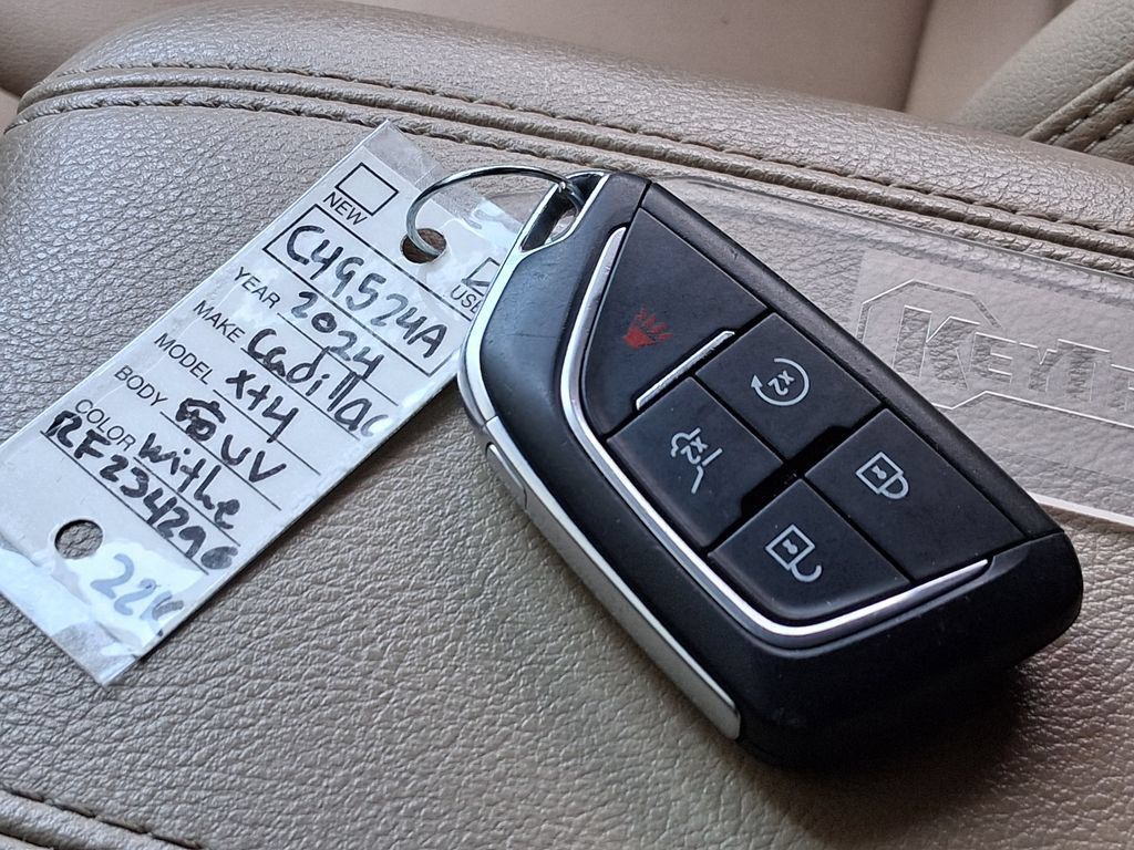 Used 2024 Cadillac XT4 Luxury w/ LPO, Floor Liner Package FWD image 24