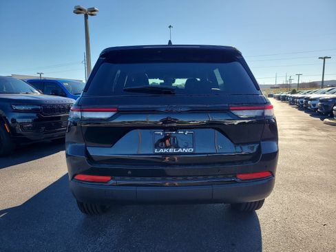 New 2025 Jeep Grand Cherokee Altitude image 7