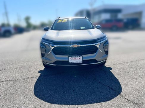 Used 2025 Chevrolet Trax LT w/ LT Convenience Package FWD image 12