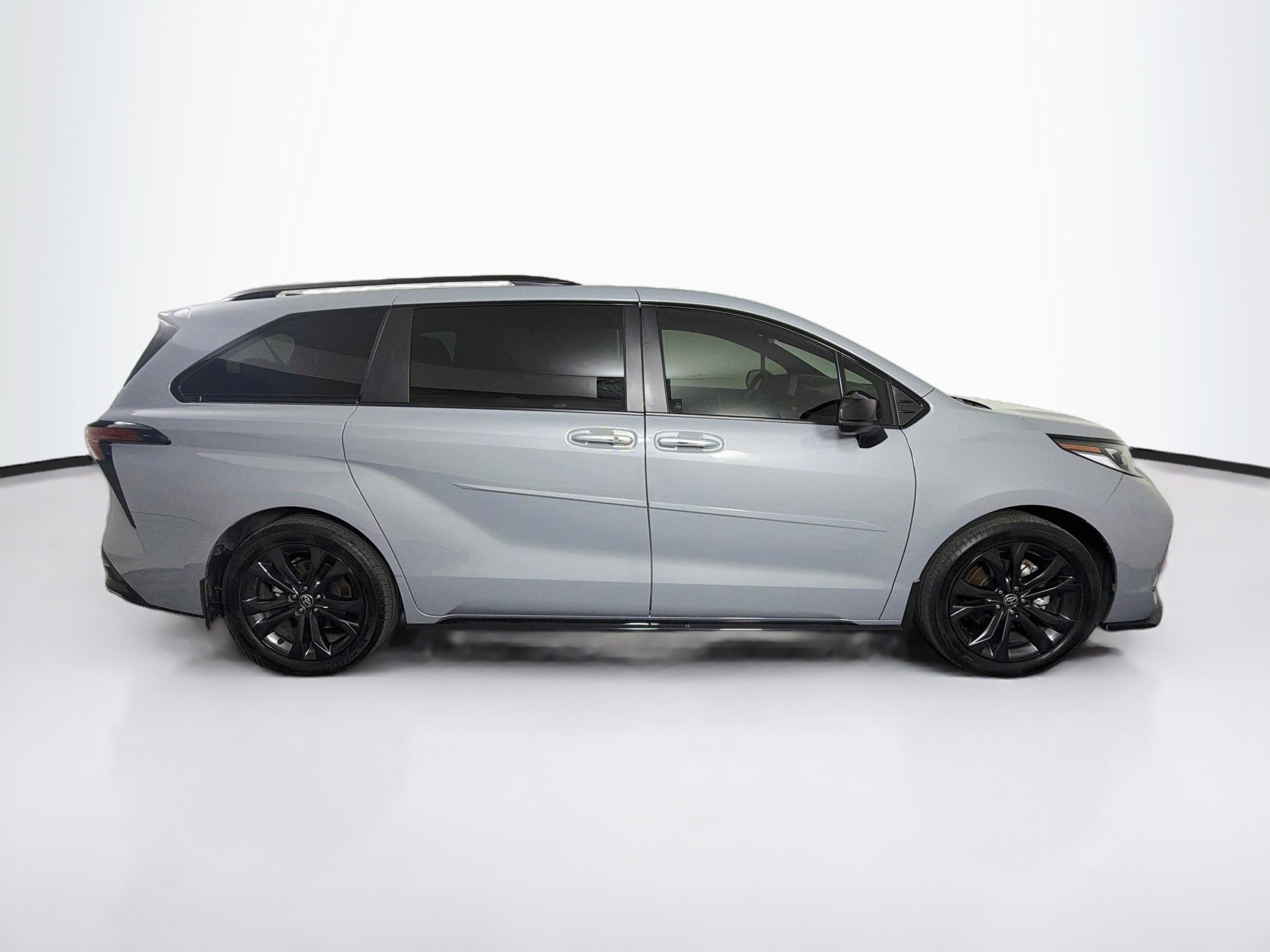Used 2025 Toyota Sienna XSE FWD image 10
