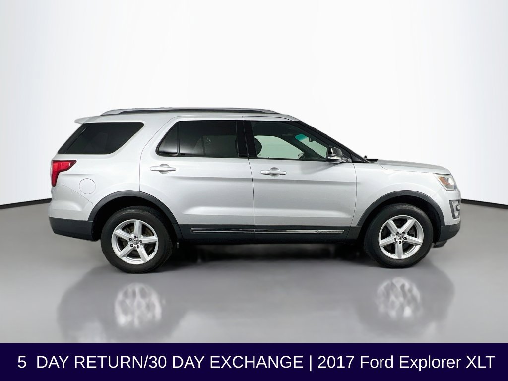 Used 2017 Ford Explorer XLT w/ Equipment Group 202A AWD/4WD image 9