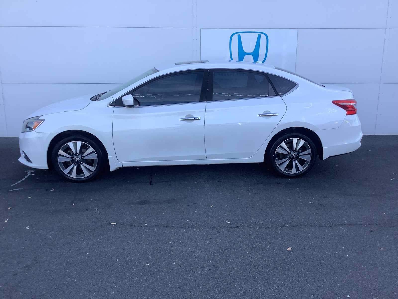 Used 2019 Nissan Sentra SV w/ Special Edition Package FWD image 2