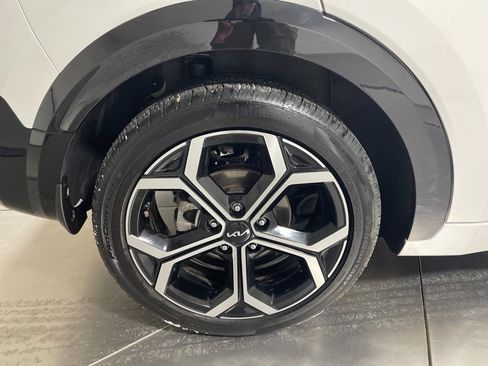 Used 2024 Kia Niro EX Touring image 9