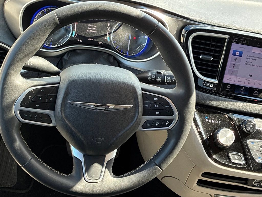 Used 2023 Chrysler Pacifica Touring-L FWD image 16