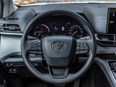 Used 2025 Toyota Sienna LE image 27