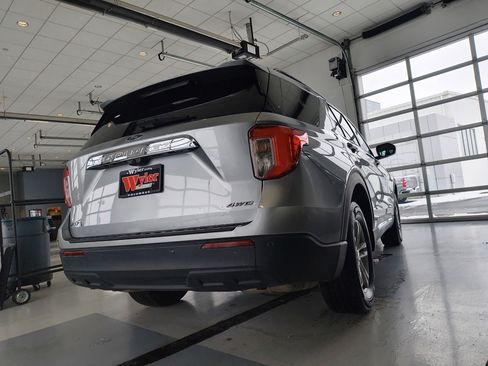 Used 2023 Ford Explorer XLT image 4