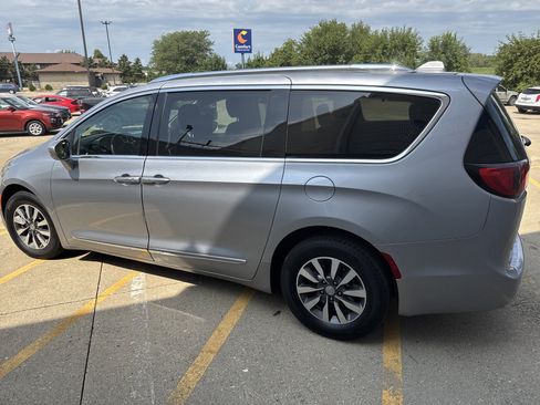 Used 2020 Chrysler Pacifica Touring-L Plus FWD image 8