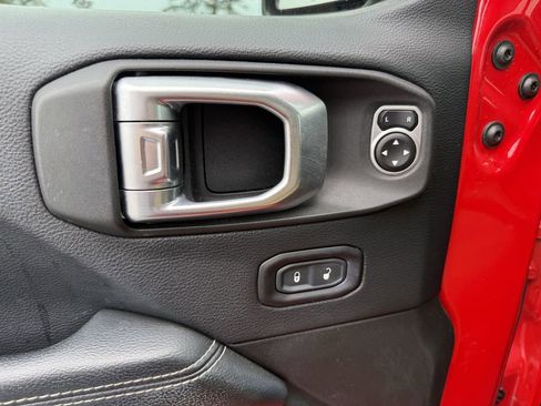 Used 2018 Jeep Wrangler Unlimited Sahara image 8