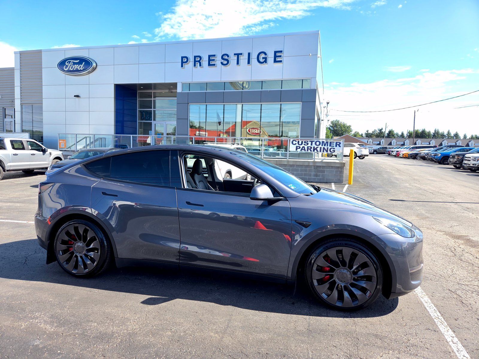 Used 2023 Tesla Model Y Performance AWD/4WD image 3