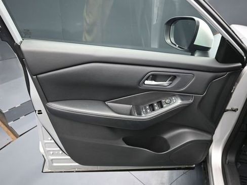 Used 2025 Nissan Rogue SV AWD/4WD image 12