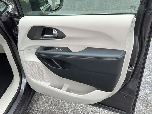 Used 2023 Chrysler Pacifica Touring-L FWD image 15