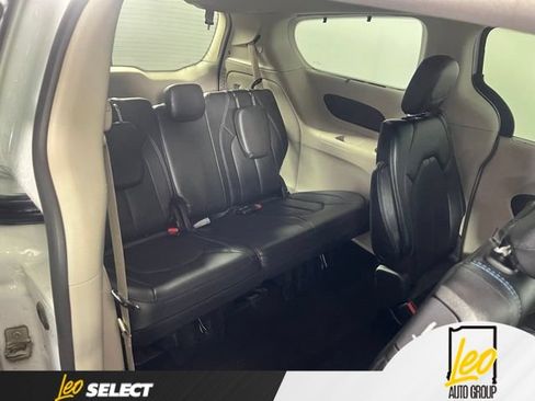 Used 2021 Chrysler Pacifica Touring-L FWD image 14