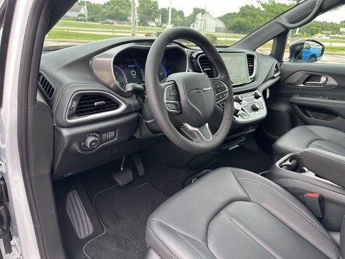 New 2026 Chrysler Pacifica Select image 57
