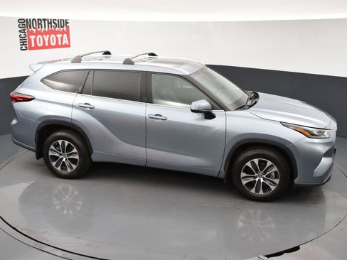 Used 2021 Toyota Highlander XLE AWD/4WD image 25