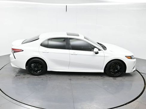 Used 2018 Toyota Camry SE w/ Moonroof Package image 40