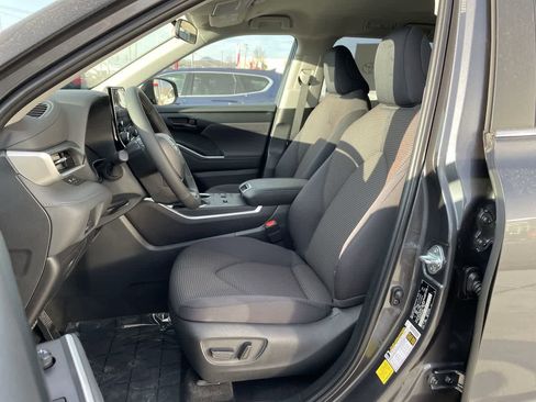 Used 2023 Toyota Highlander LE image 13