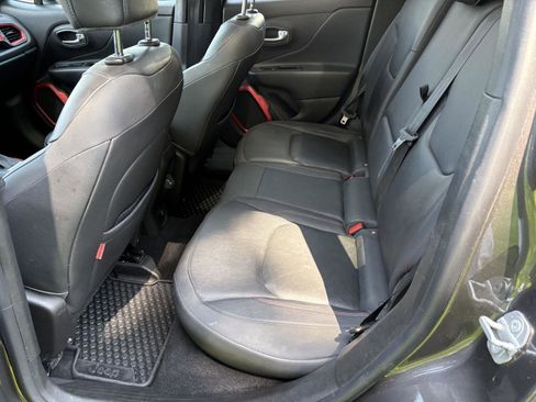 Used 2018 Jeep Renegade Trailhawk AWD/4WD image 15