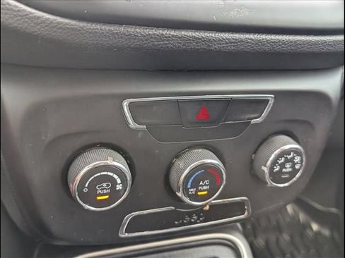 Used 2018 Jeep Compass Latitude FWD image 16