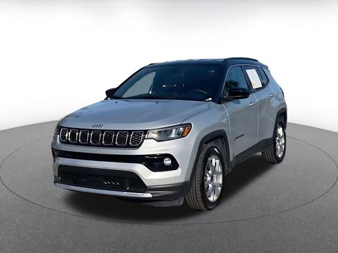 Used 2025 Jeep Compass Limited image 7