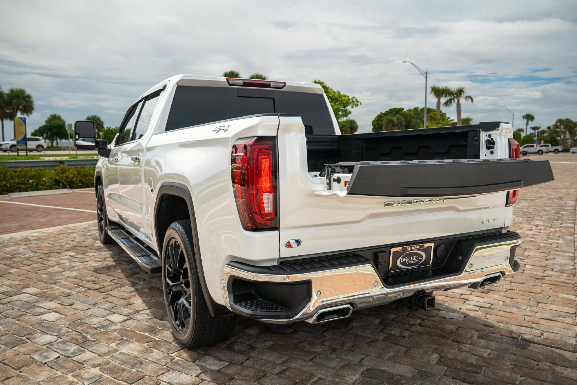 Used 2025 GMC Sierra 1500 SLT w/ SLT Premium Plus Package AWD/4WD image 30