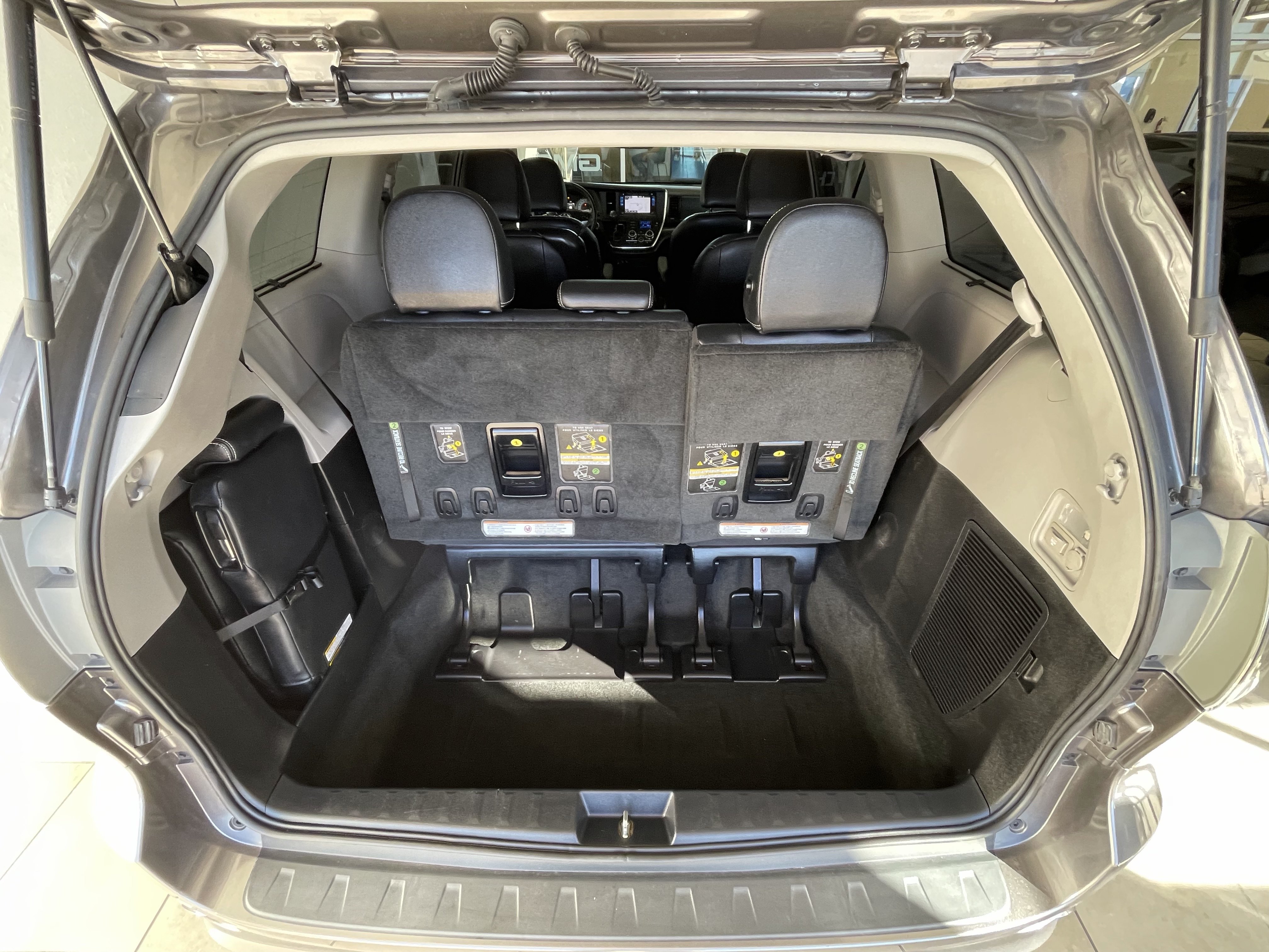 Used 2017 Toyota Sienna SE Premium FWD image 18