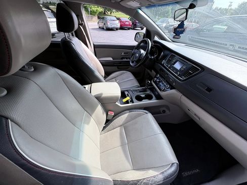 Used 2017 Kia Sedona LX w/ LX Essentials Premium Package FWD image 21