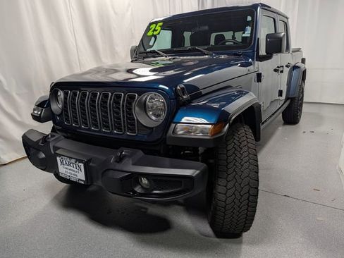 Used 2025 Jeep Gladiator Sport AWD/4WD image 8