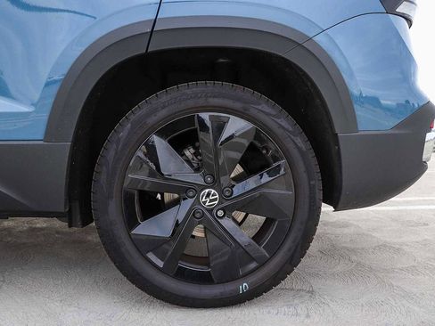 New 2025 Volkswagen Taos SE w/ Black Wheel Package FWD image 10