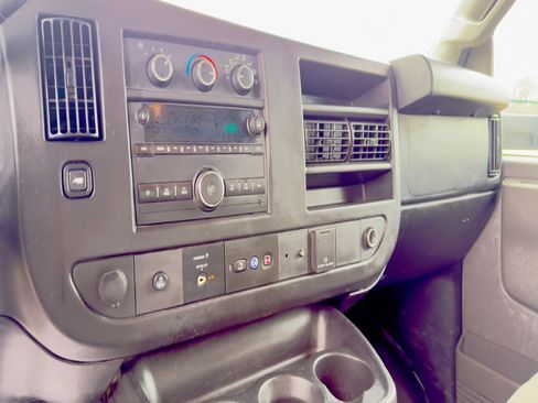 Used 2017 Chevrolet Express 3500 image 21