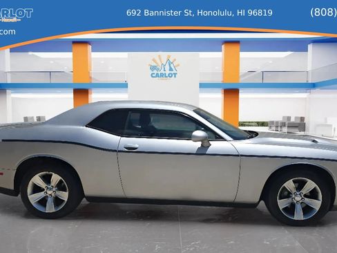 Used 2016 Dodge Challenger SXT RWD image 5