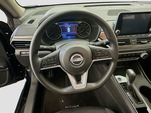 Used 2025 Nissan Altima 2.5 SV FWD image 18