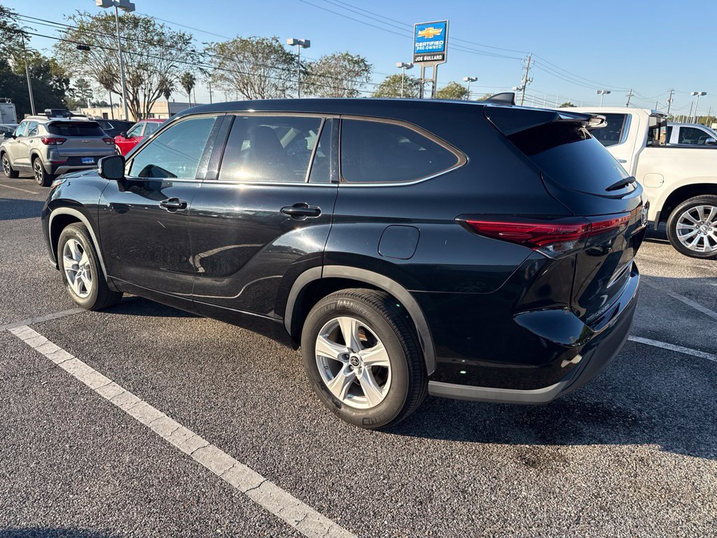 Used 2022 Toyota Highlander LE FWD image 4