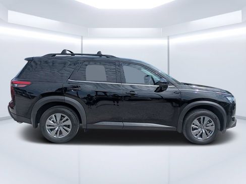 Used 2024 Nissan Pathfinder SV FWD image 2