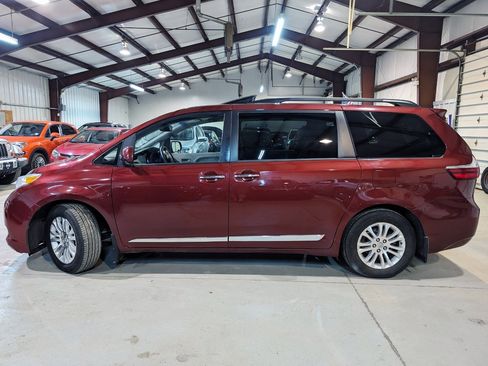 Used 2017 Toyota Sienna XLE Premium image 8