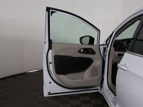 Used 2023 Chrysler Voyager LX FWD image 16