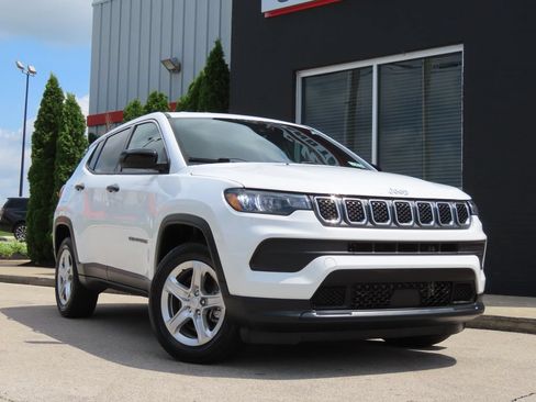 Used 2023 Jeep Compass Sport AWD/4WD image 2