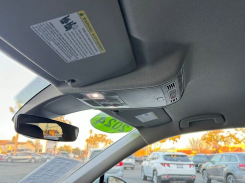 Used 2024 Volkswagen Tiguan SE image 18