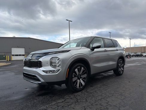 Used 2025 Mitsubishi Outlander SE image 3