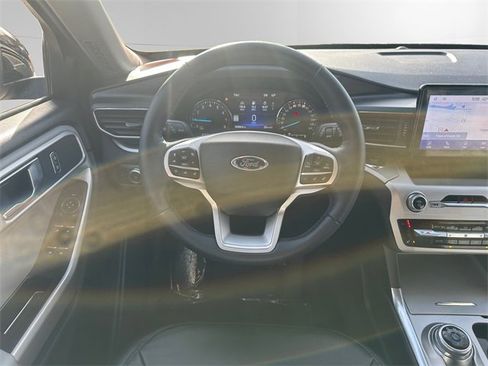 Used 2022 Ford Explorer XLT w/ XLT Sport Appearance Package image 12