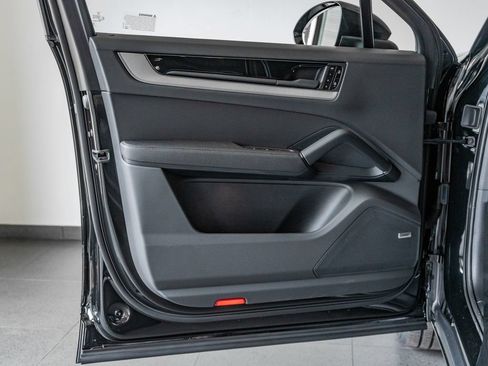 Certified 2025 Porsche Cayenne Coupe AWD/4WD image 12