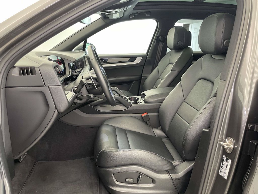 Certified 2025 Porsche Cayenne AWD/4WD image 5