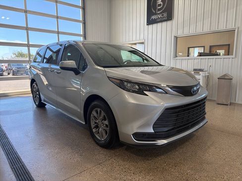 Used 2024 Toyota Sienna LE AWD/4WD image 6